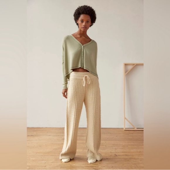 VO Out From Under BouncePlush Chloe Button-Up Top - Picture 2 of 7